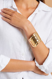 A model wearing size OneSize of the High Shine Cuff in colour Goldplated (Metallics), from the front, showing the whole outfit