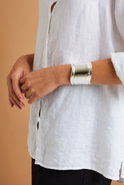 A model wearing size OneSize of the High Shine Cuff in colour Silvplated (Metallics), from the front, showing the whole outfit
