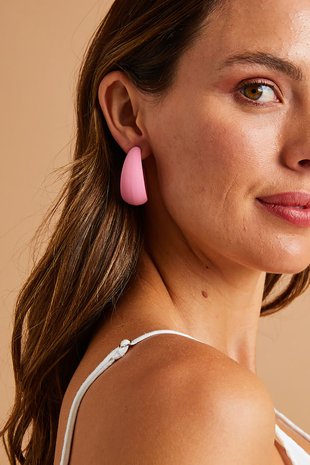 A model wearing size OneSize of the Coloured Hoop Earrings in colour Palepink (Pink), from the front, showing the whole outfit