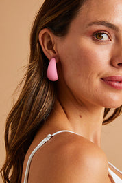 A model wearing size OneSize of the Coloured Hoop Earrings in colour Palepink (Pink), from the front, showing the whole outfit