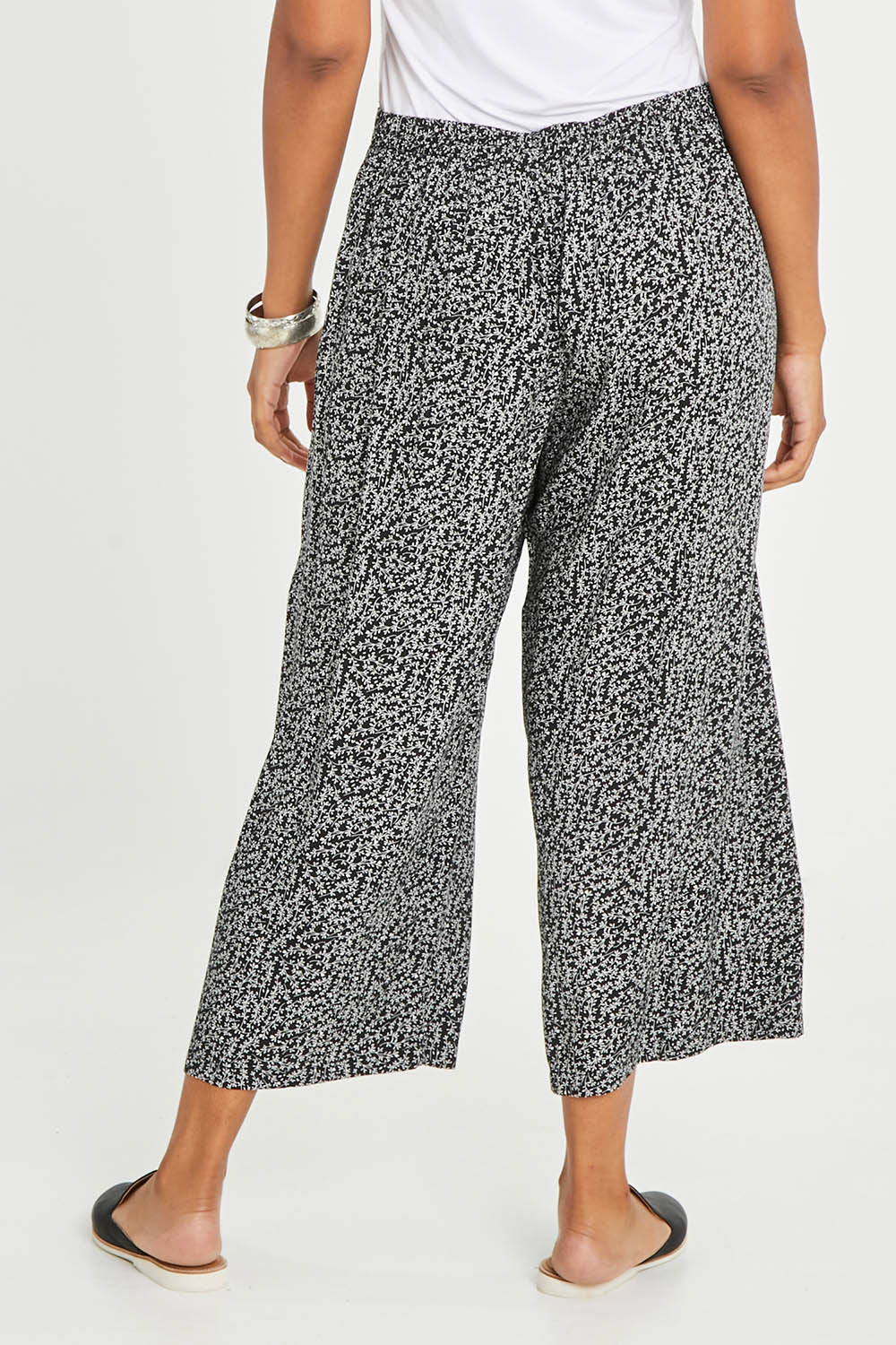 Model Noli wearing size 14 of The Printed 7/8 Keeper Pant in colour Blackwhite (Black), from the back