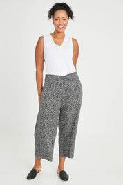 Model Noli wearing size 14 of The Printed 7/8 Keeper Pant in colour Blackwhite (Black), from the front, showing the whole outfit