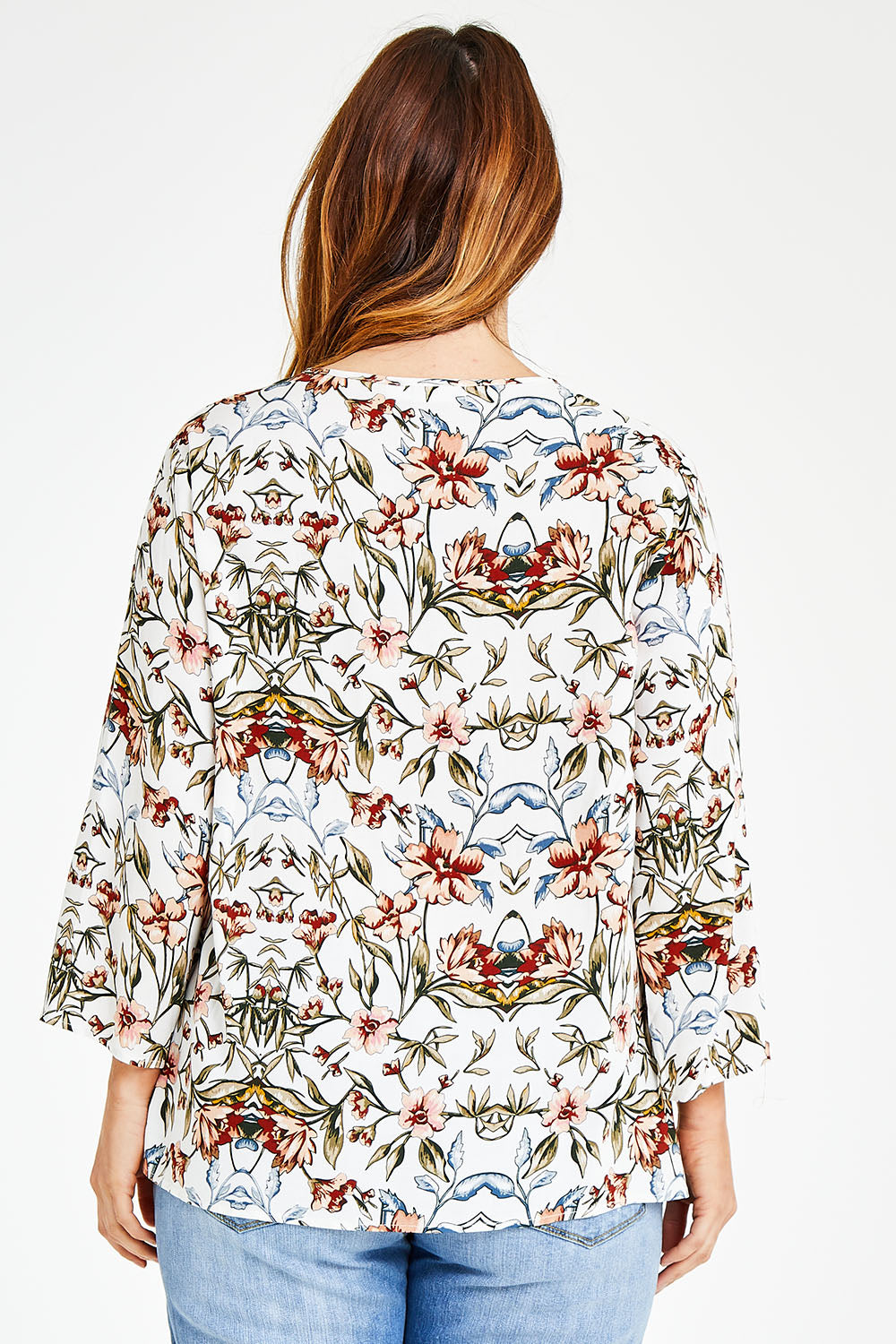 Model Laura wearing size 14 of The V Neck Printed Top in colour Peachprint (White), from the back