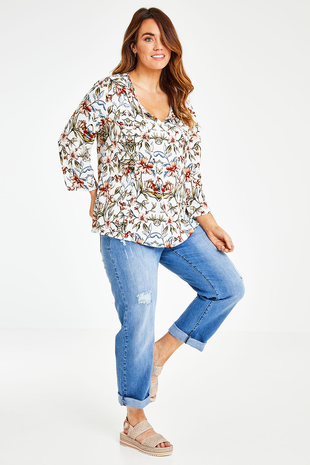Model Laura wearing size 14 of The V Neck Printed Top in colour Peachprint (White), from the front, showing the whole outfit