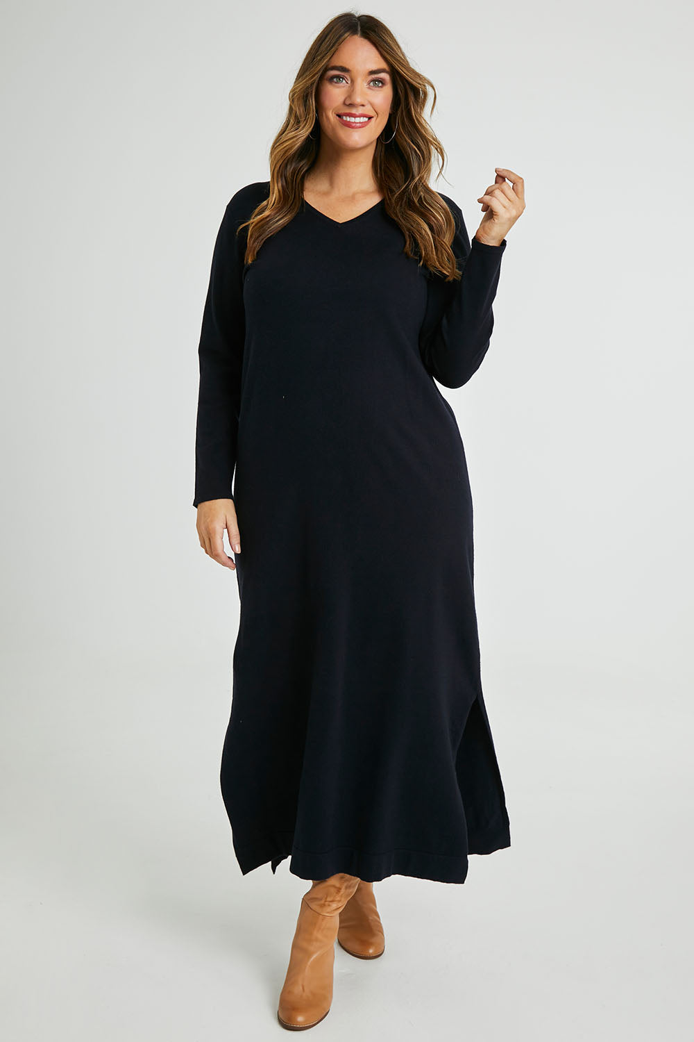Model Laura wearing size L of The Comfort True Knit Dress in colour Darknavy (Blue), from the front, showing the whole outfit