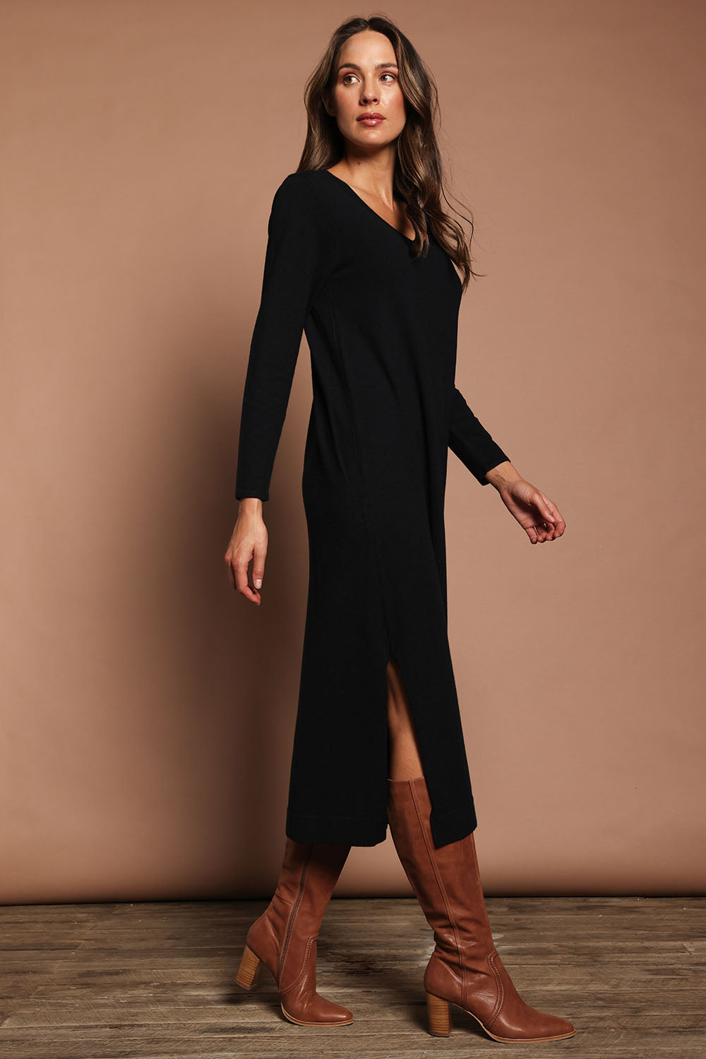 Model Madeline wearing size S of The Comfort True Knit Dress in colour Darknavy (Blue), from the front, showing the whole outfit