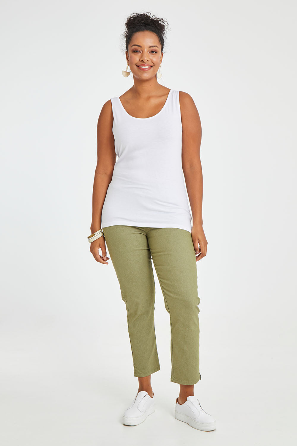 Model Noli wearing size 14 of The 7/8 Pull On Pant in colour Olive (Green), from the front, showing the whole outfit