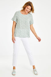 Model Naomi wearing size 10 of The 7/8 Pull On Pant in colour White (White), from the front, showing the whole outfit