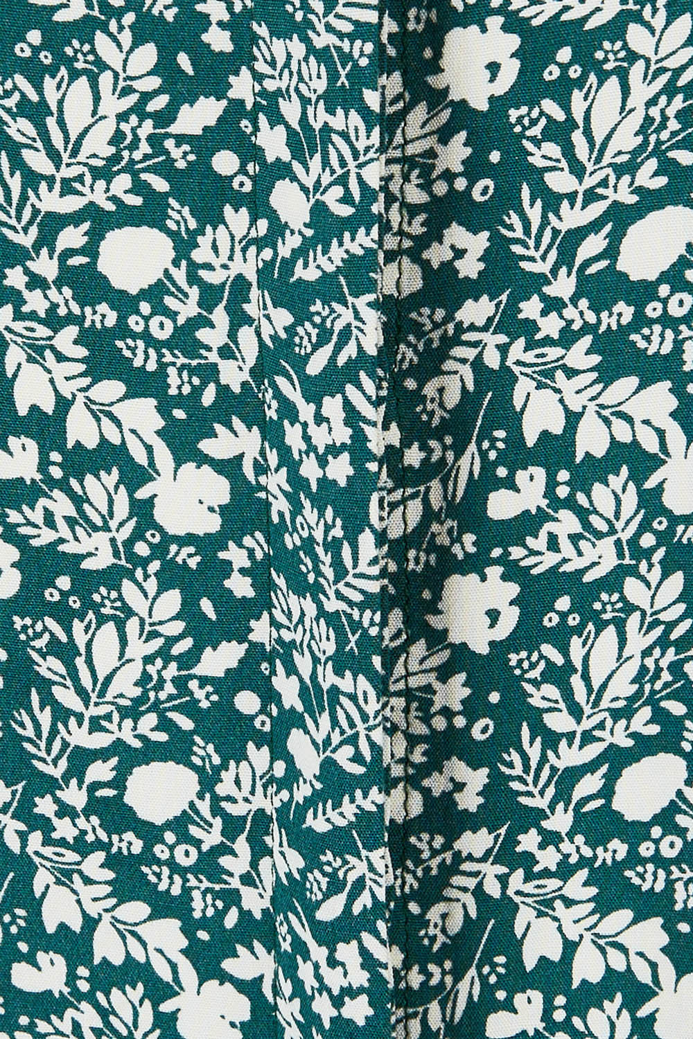 Product shot of The Perfect Relaxed Fit Shirt in colour Greenivory (Green), detail