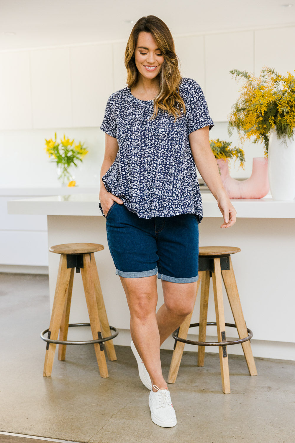 Model Laura wearing size 14 of The Weekender Shorts in colour Darkdenim (Blue), from the front, showing the whole outfit