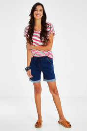 Model Vitoria wearing size 10 of The Weekender Shorts in colour Darkdenim (Blue), from the front, showing the whole outfit