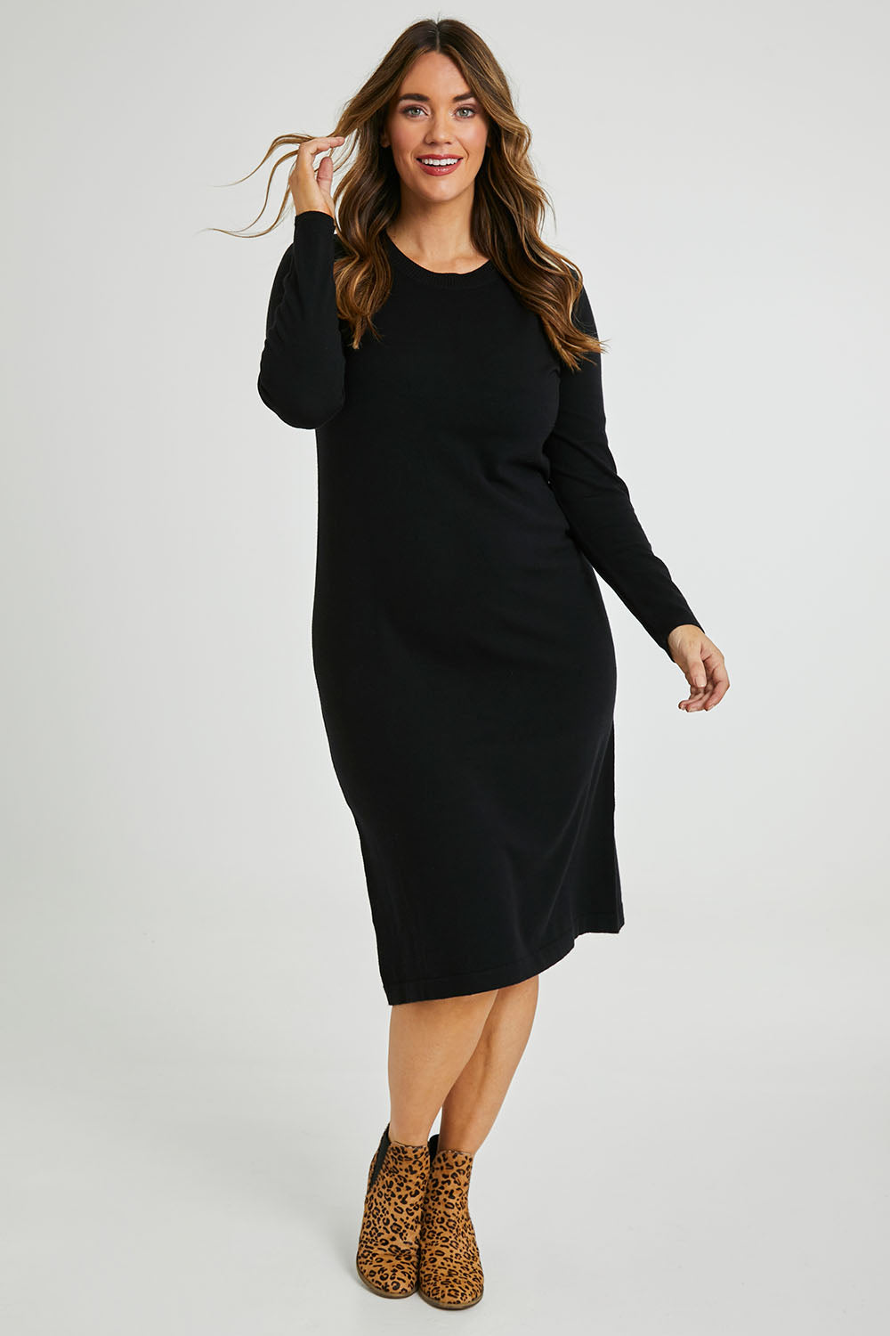 Model Laura wearing size L of The Everyday Knit Midi Dress in colour Black (Black), from the front, showing the whole outfit