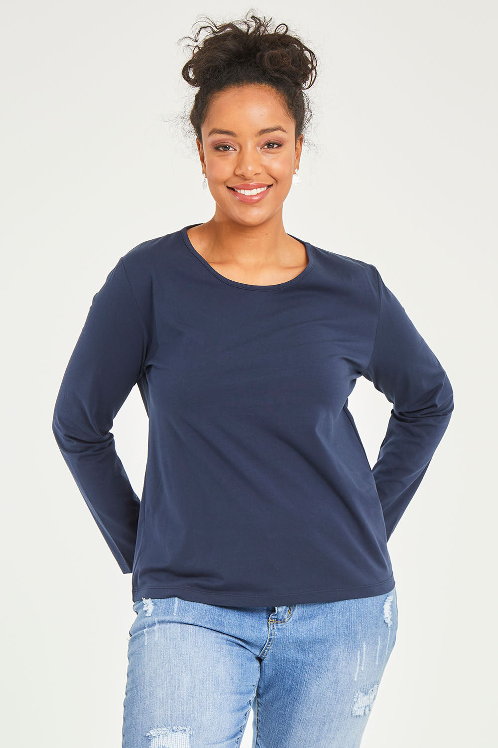 Model Noli wearing size 14 of The Keepers Long Sleeve Tee in colour Darknavy (Blue), from the front, cropped image