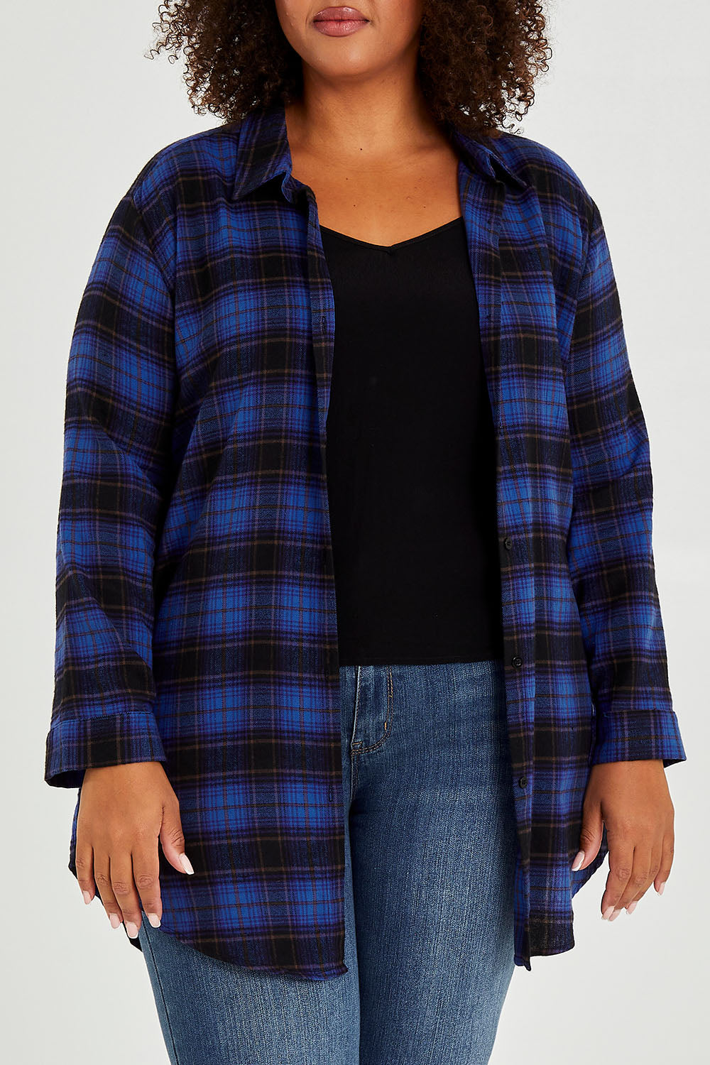 Model Alexis wearing size 16 of The Oversized Checked Shirt in colour Cobaltblue (Blue), from the front, cropped image