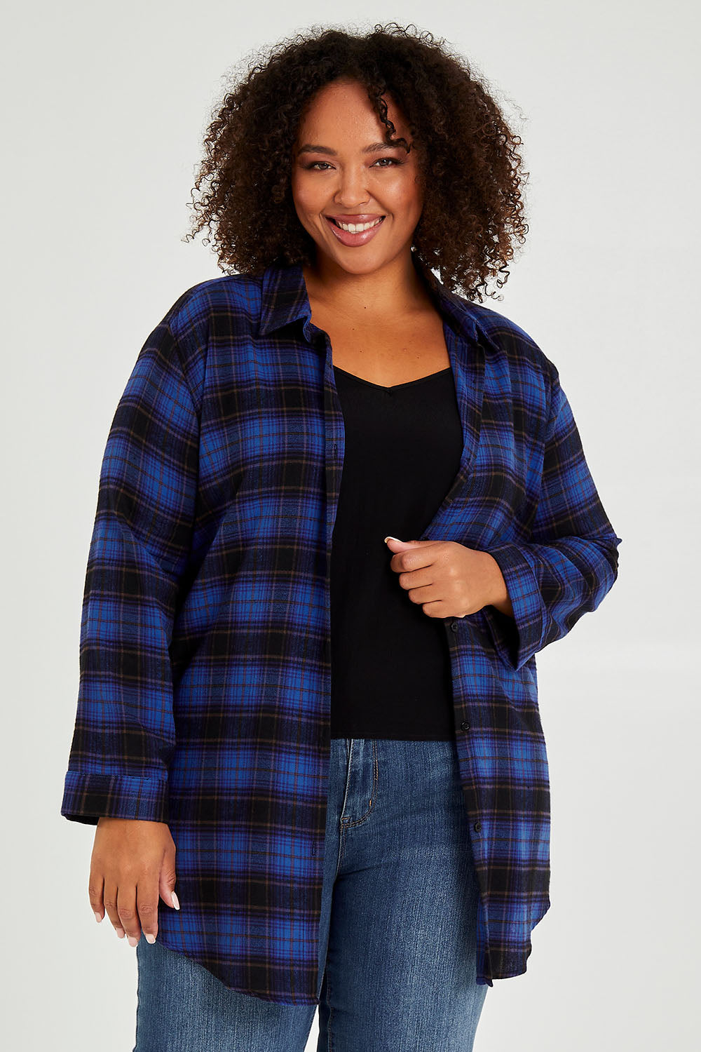 Model Alexis wearing size 16 of The Oversized Checked Shirt in colour Cobaltblue (Blue), from the front, cropped image