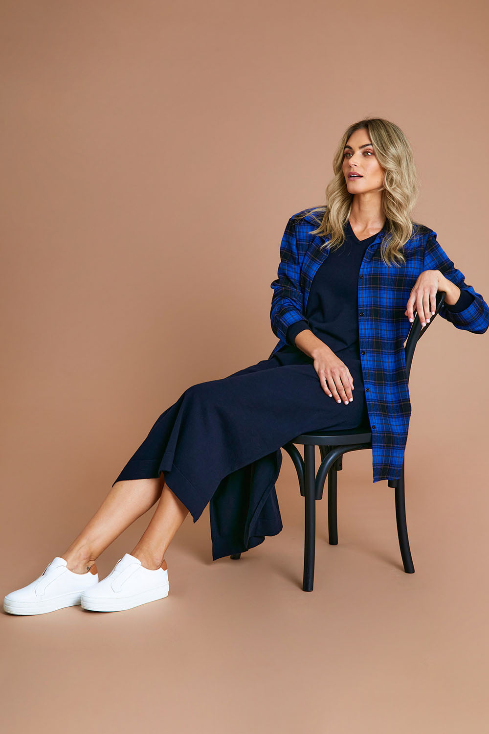 Model Alice wearing size 10 of The Oversized Checked Shirt in colour Cobaltblue (Blue), from the front, showing the whole outfit