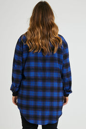 Model Laura wearing size 14 of The Oversized Checked Shirt in colour Cobaltblue (Blue), from the back