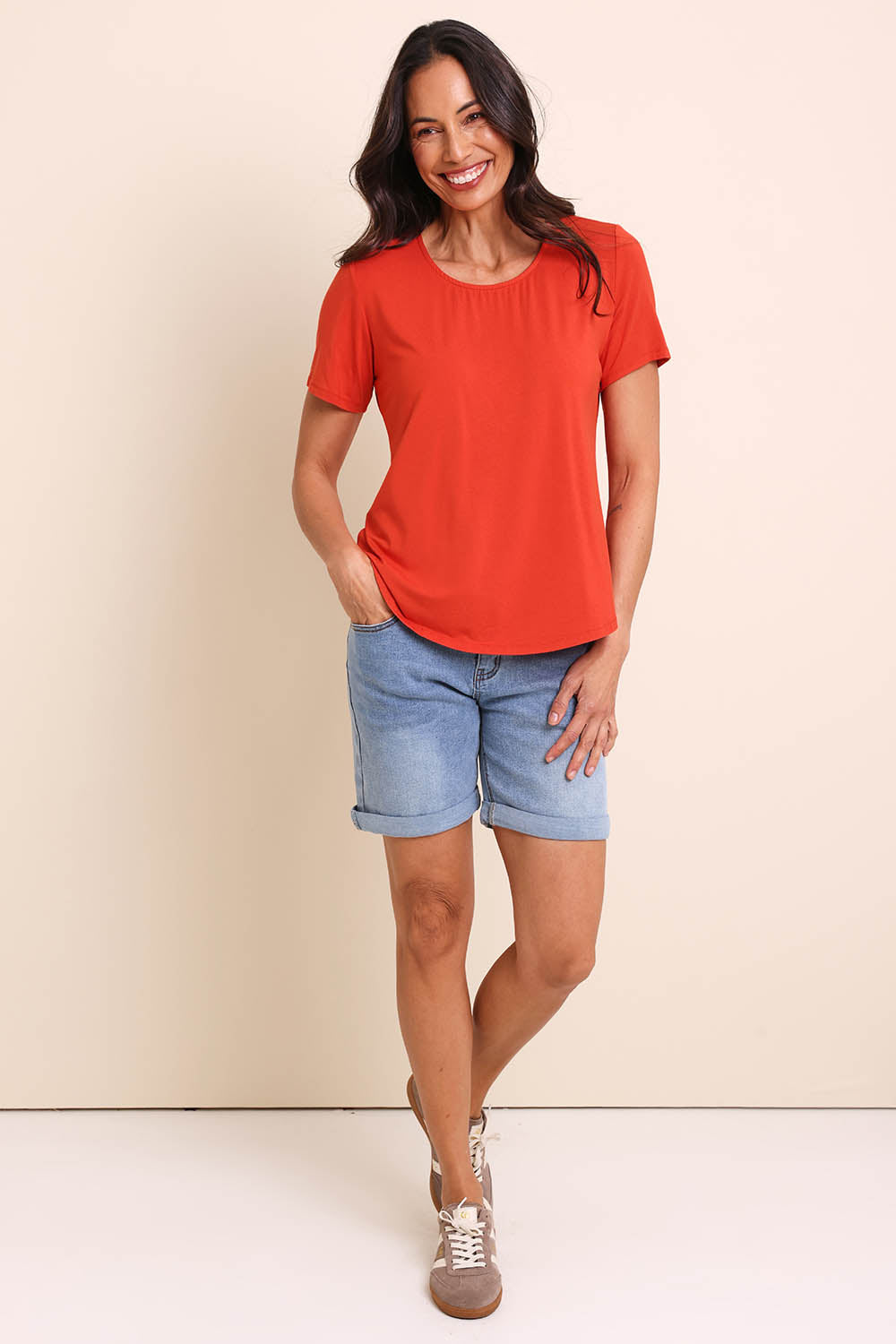 Model Amandam wearing size 10 of the The Bamboo Curved Hem Tee – Sunset in colour Sunset, from the front