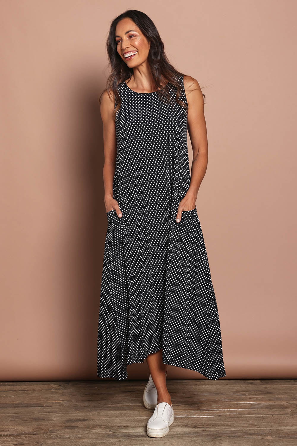 Model Amanda wearing size 10 of The Easy Wear Print Maxi Dress in colour Blackspot (Black), from the front, showing the whole outfit