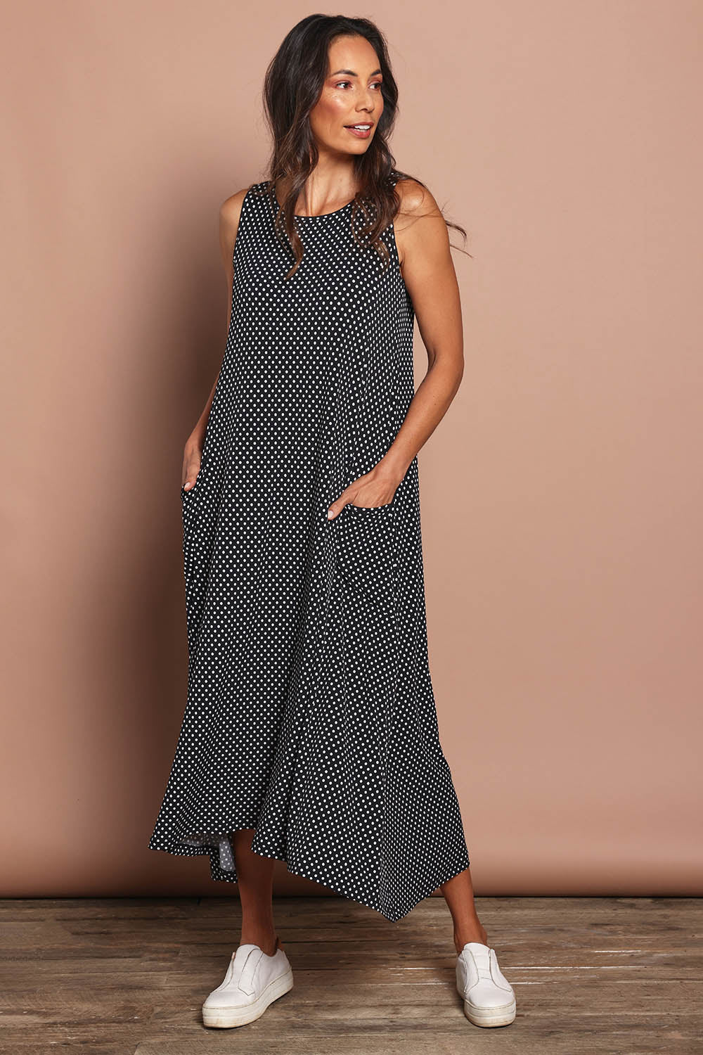 Model Amanda wearing size 10 of The Easy Wear Print Maxi Dress in colour Blackspot (Black), from the front, showing the whole outfit