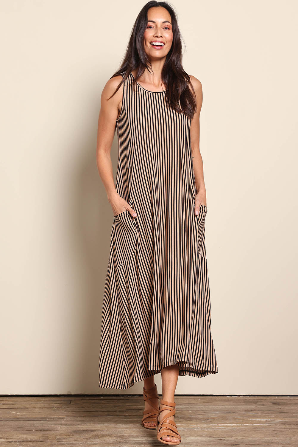 Model Amandam wearing size 10 of the The Easy Wear Print Maxi Dress – Blacktan in colour Blacktan, from the front