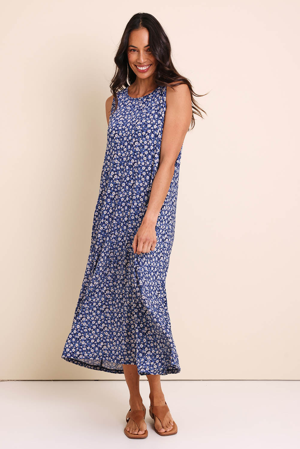 Model Amandam wearing size 10 of the The Easy Wear Print Maxi Dress – Bluefleur in colour Bluefleur, from the front