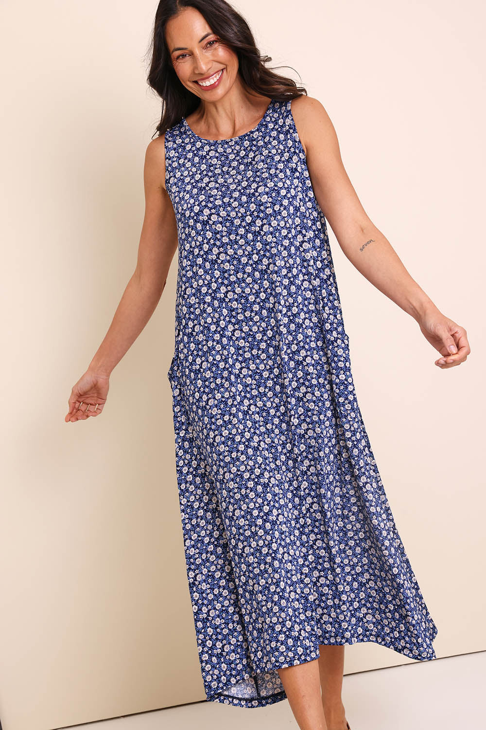 Model Amandam wearing size 10 of the The Easy Wear Print Maxi Dress – Bluefleur in colour Bluefleur, from the front