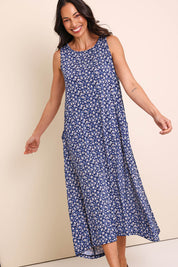 Model Amandam wearing size 10 of the The Easy Wear Print Maxi Dress – Bluefleur in colour Bluefleur, from the front