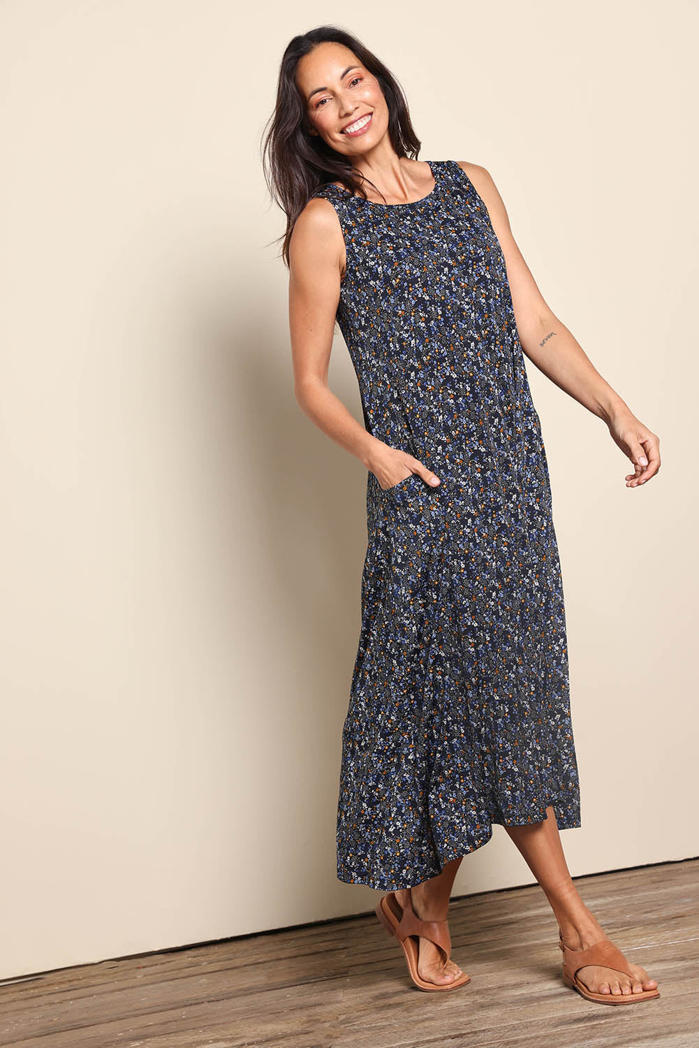 Model Amandam wearing size 10 of the The Easy Wear Print Maxi Dress – Multifleur in colour Multifleur, from the front