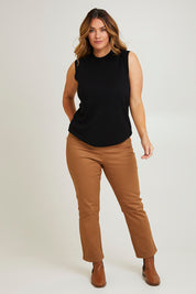 Model Laura wearing size 14 of The 7/8 Pull On Coloured Jean in colour Tobacco, from the front, showing the whole outfit