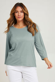 Model Laura wearing size 14 of The Bamboo Blend Printed 3/4 Slv Tee in colour Aquaspot (Green), from the front, cropped image