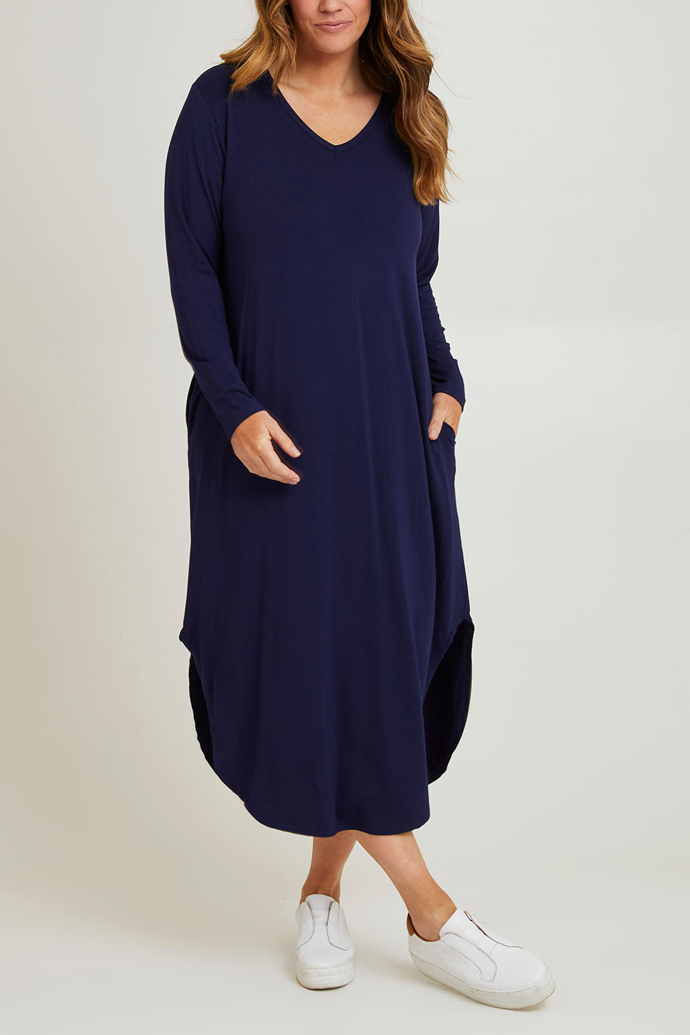Model Laura wearing size 14 of The Keepers Tee Maxi Dress in colour Darknavy (Blue), from the front, cropped image