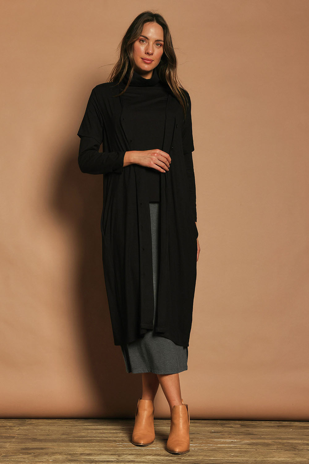 Model Madeline wearing size 10 of The Pack & Go Luxe Bamboo Button Up Dress with Pockets in colour Black (Black), from the front, showing the whole outfit