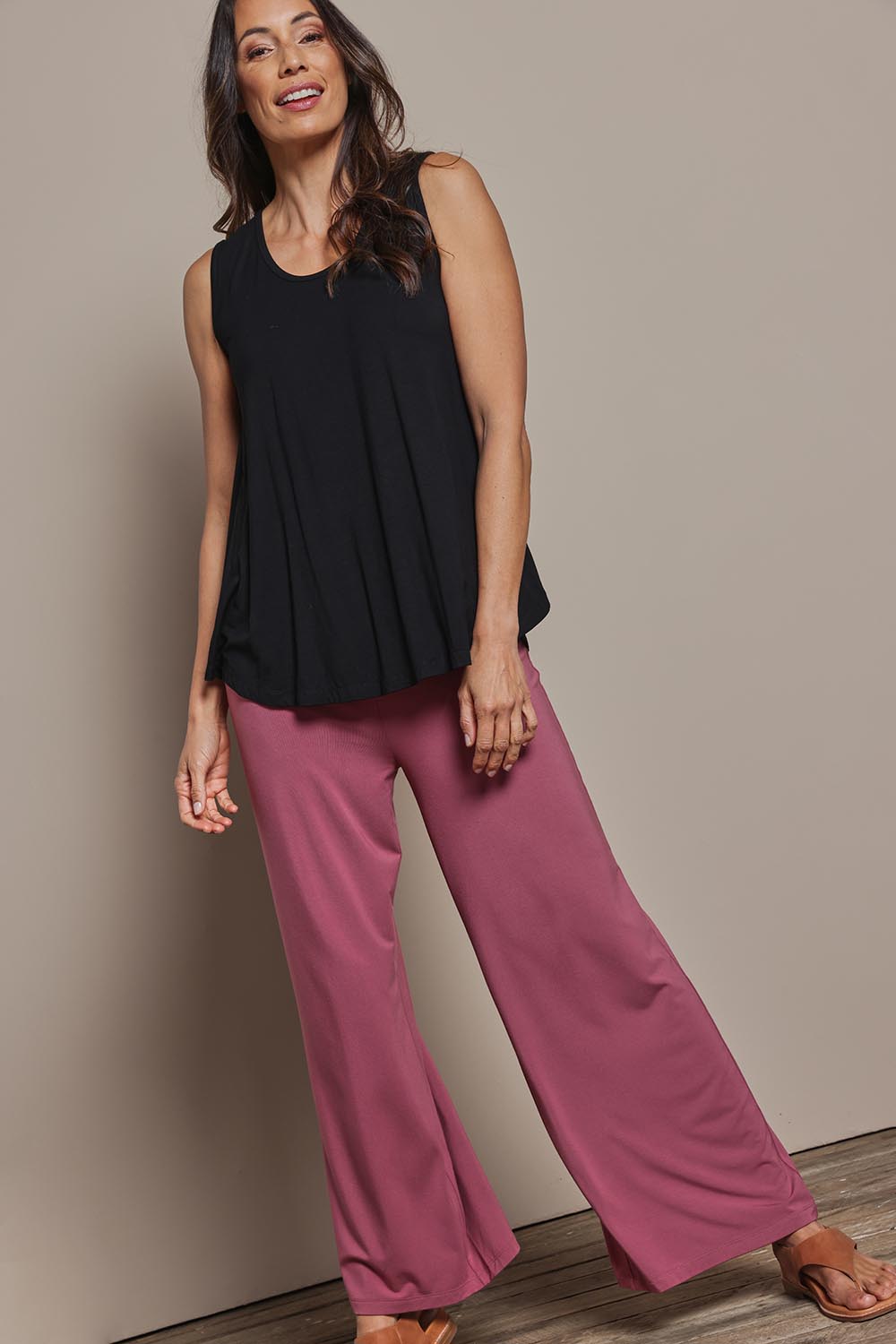Model Amanda wearing size 10 of The Pack & Go Luxe Bamboo Swing Tank in colour Black (Black), from the front, showing the whole outfit