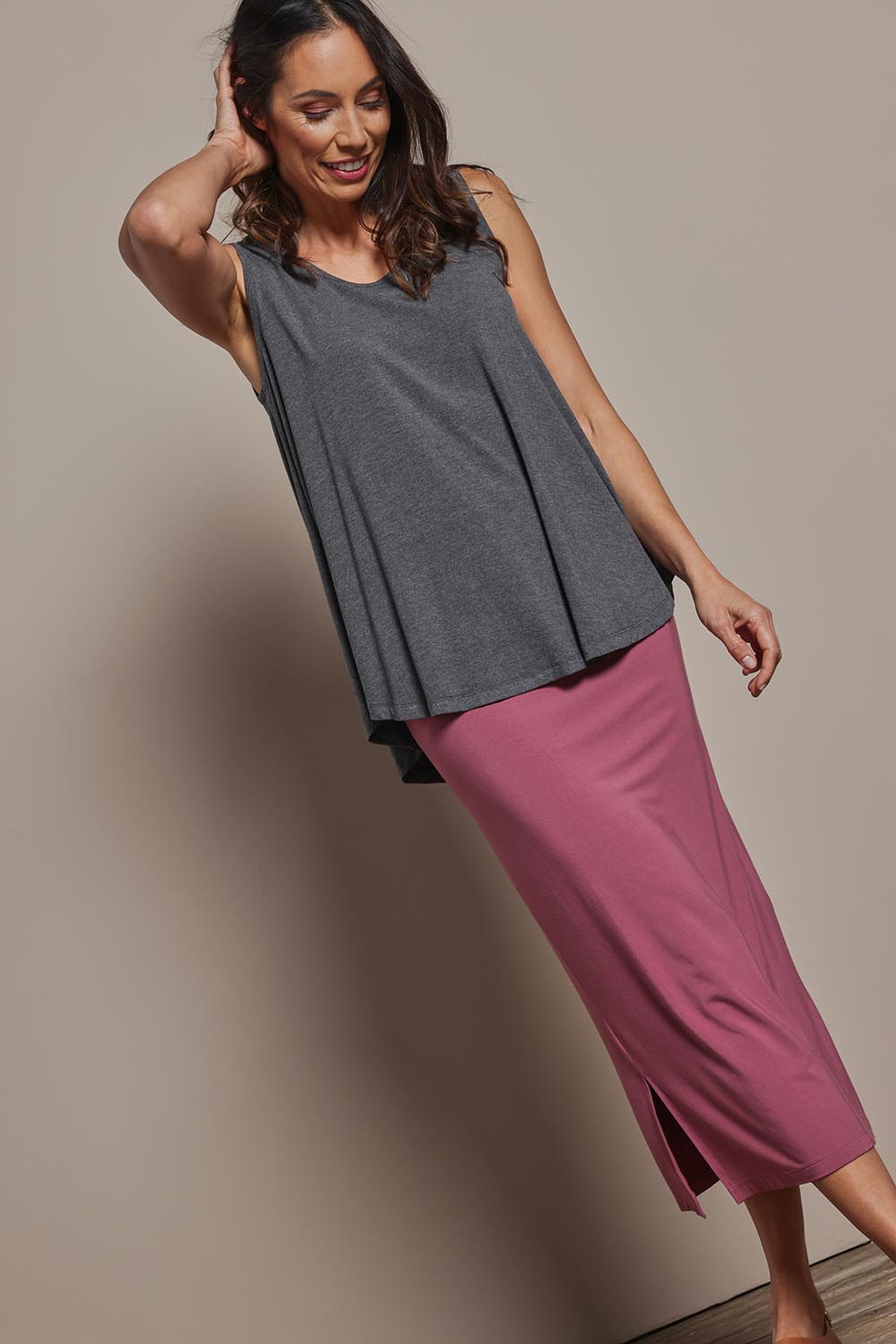 Model Amanda wearing size 10 of The Pack & Go Luxe Bamboo Swing Tank in colour Charcoal (Grey), from the front, showing the whole outfit