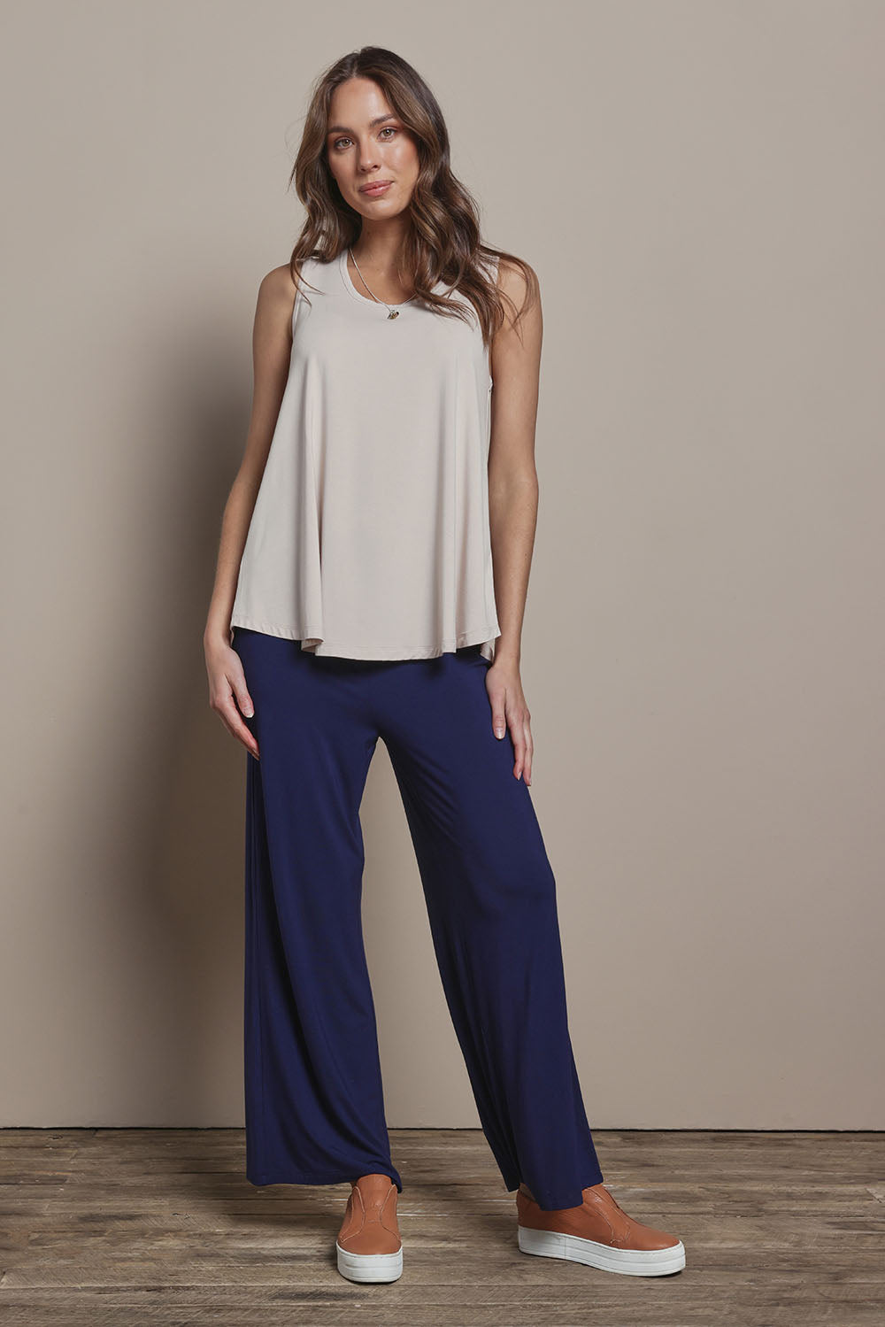 Model Madeline wearing size 10 of The Pack & Go Luxe Bamboo Swing Tank in colour Nougat, from the front, showing the whole outfit