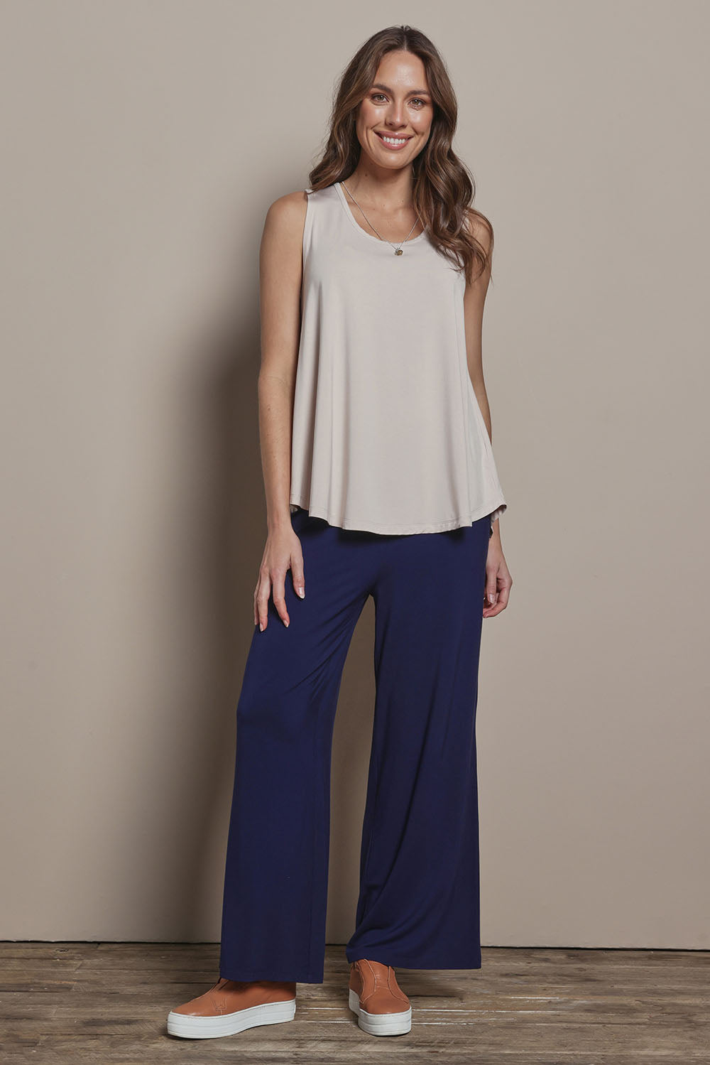 Model Madeline wearing size 10 of The Pack & Go Luxe Bamboo Swing Tank in colour Nougat, from the front, showing the whole outfit