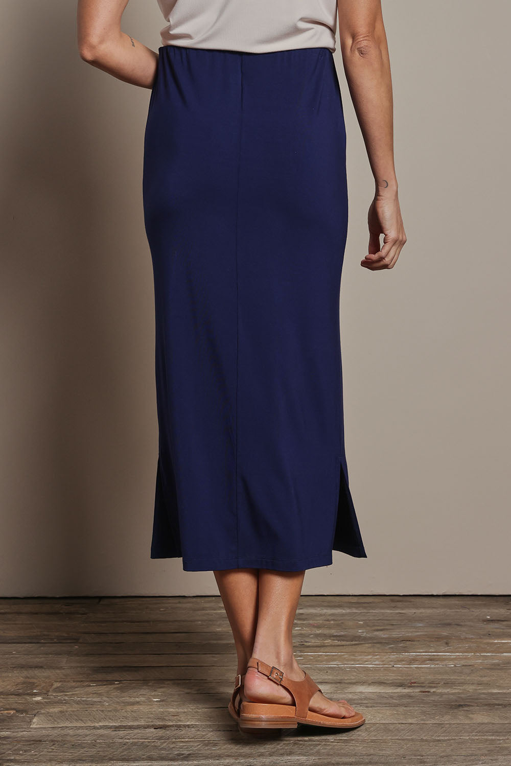 Model Amanda wearing size 10 of The Pack & Go Luxe Bamboo Pull On Maxi Skirt in colour Frenchnavy (Blue), from the back