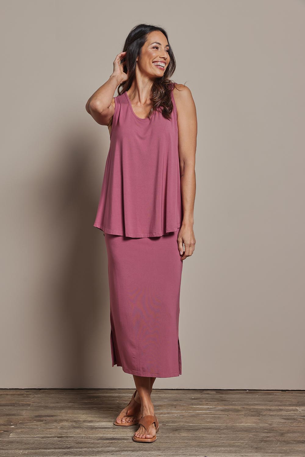 Model Amanda wearing size 10 of The Pack &amp; Go Luxe Bamboo Pull On Maxi Skirt in colour Smokeyrose (Pink), from the front, showing the whole outfit