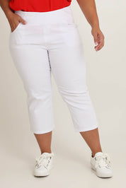 Model Ashleigh wearing size 16 of The Pull On Cotton Cropped Pant With Pockets in colour White (White), from the front, cropped image