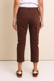 Model Amandam wearing size 10 of the The Pull On Cotton Pant With Drawstring – Chocolate in colour Chocolate, from the front