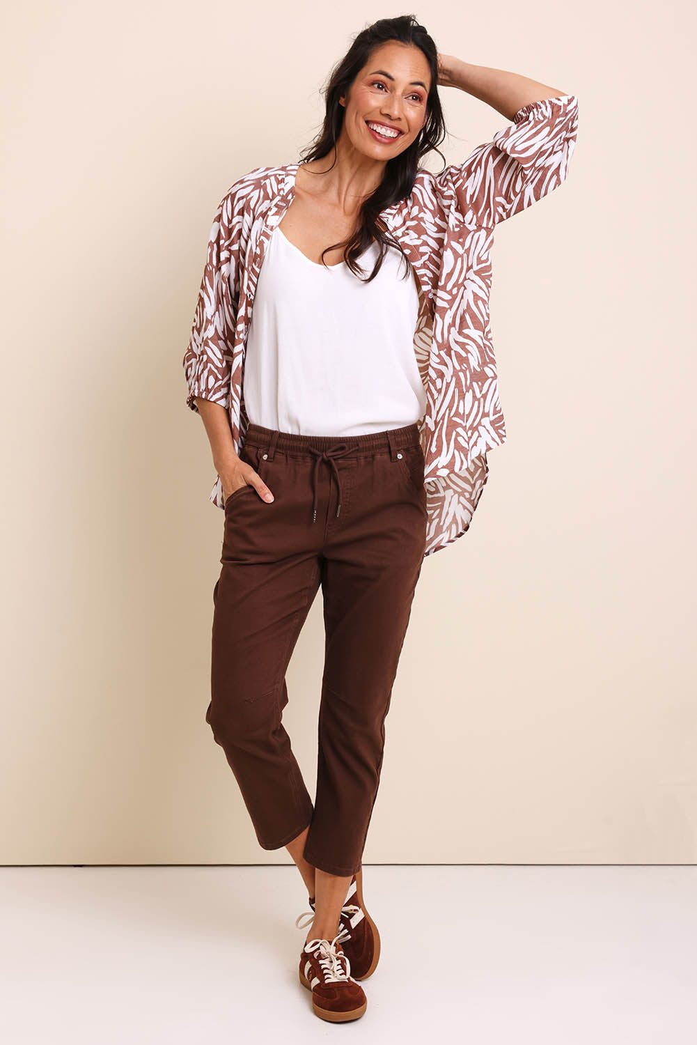 Model Amandam wearing size 10 of the The Pull On Cotton Pant With Drawstring – Chocolate in colour Chocolate, from the front