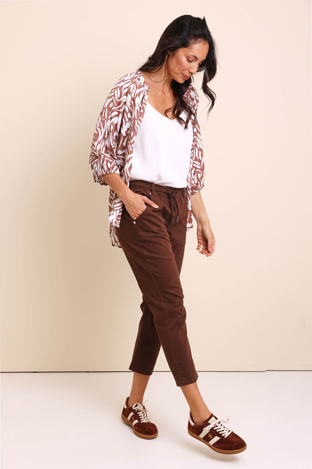 Model Amandam wearing size 10 of the The Pull On Cotton Pant With Drawstring – Chocolate in colour Chocolate, from the front