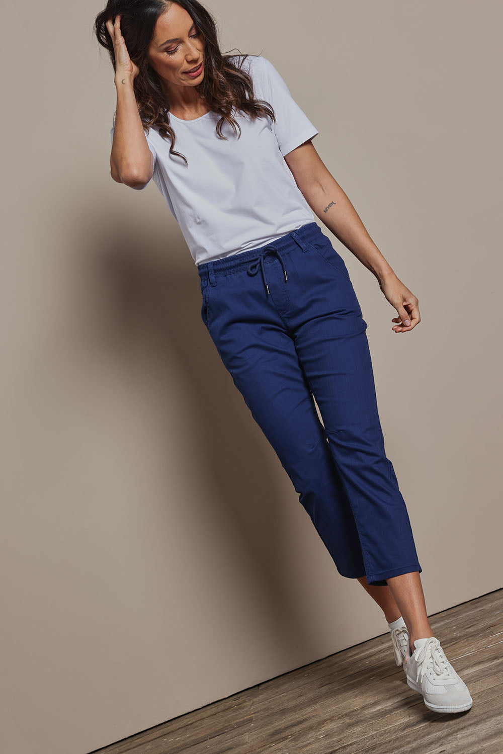 Model Amanda wearing size 10 of The Pull On Cotton Pant With Drawstring in colour Indigo (Blue), from the front, showing the whole outfit