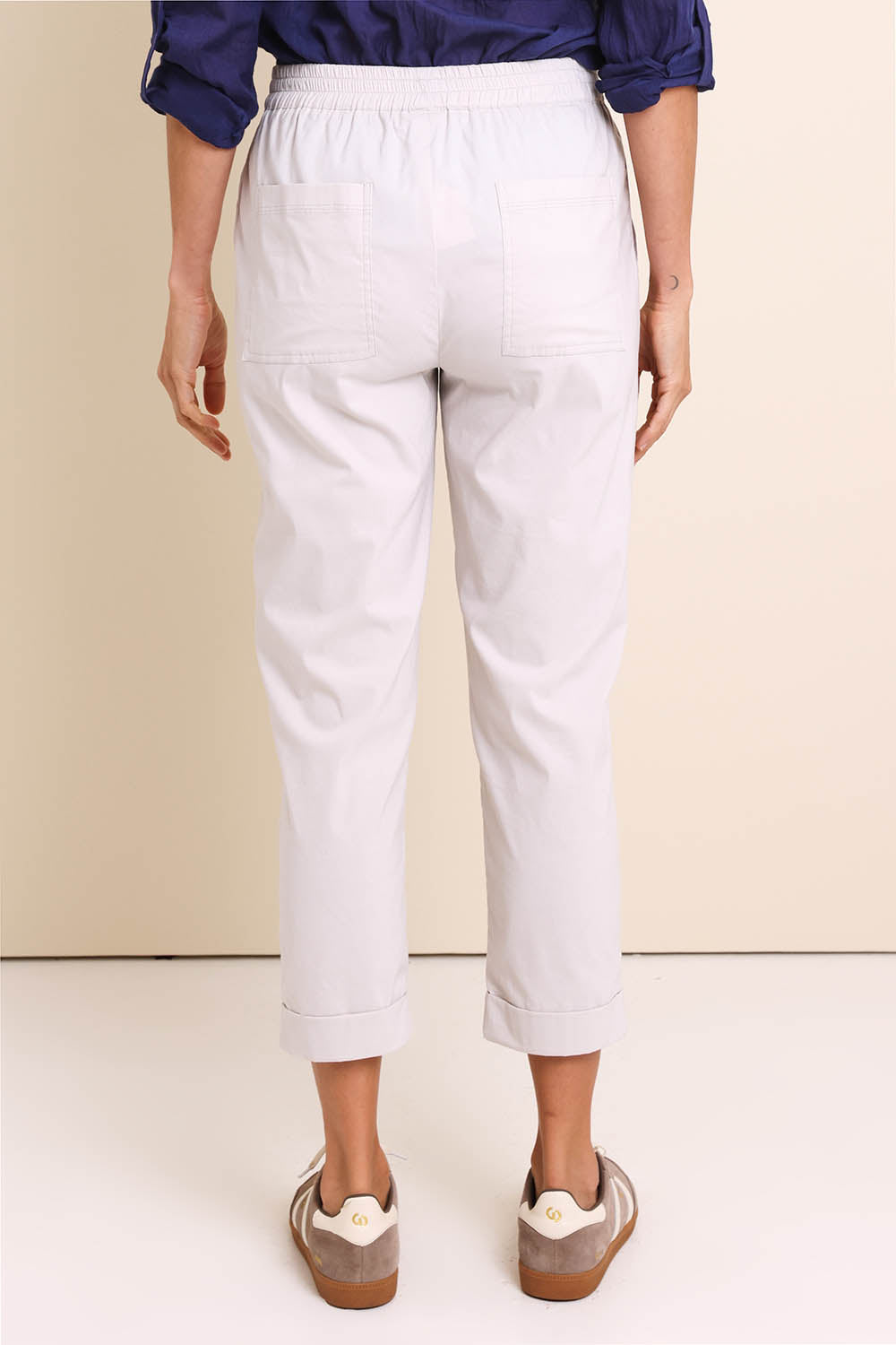 Model Amandam wearing size 10 of the The Elastic Waist Pull On Patch Pocket Pant – Pummice in colour Pummice, from the front