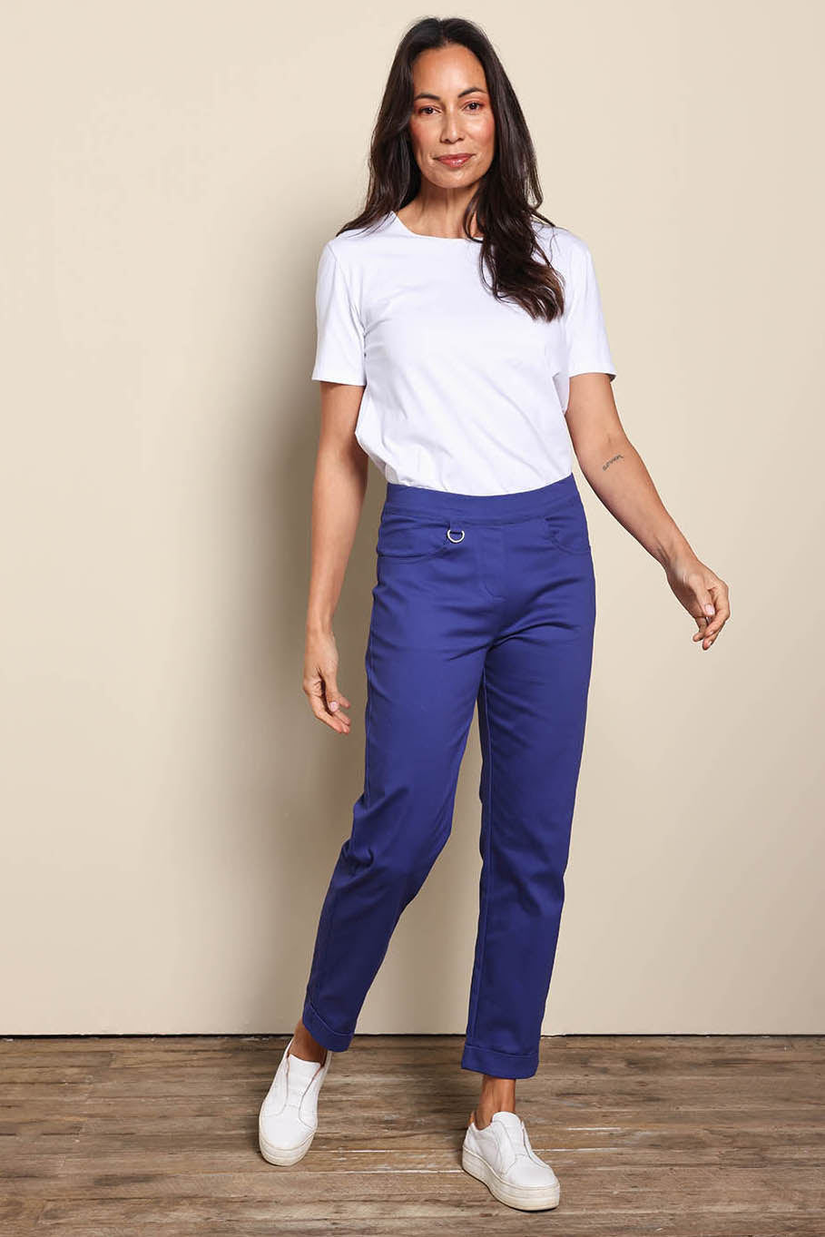 Model Amandam wearing size 10 of the The Teachers Pant With Pockets – Campusblue in colour Campusblue, from the front