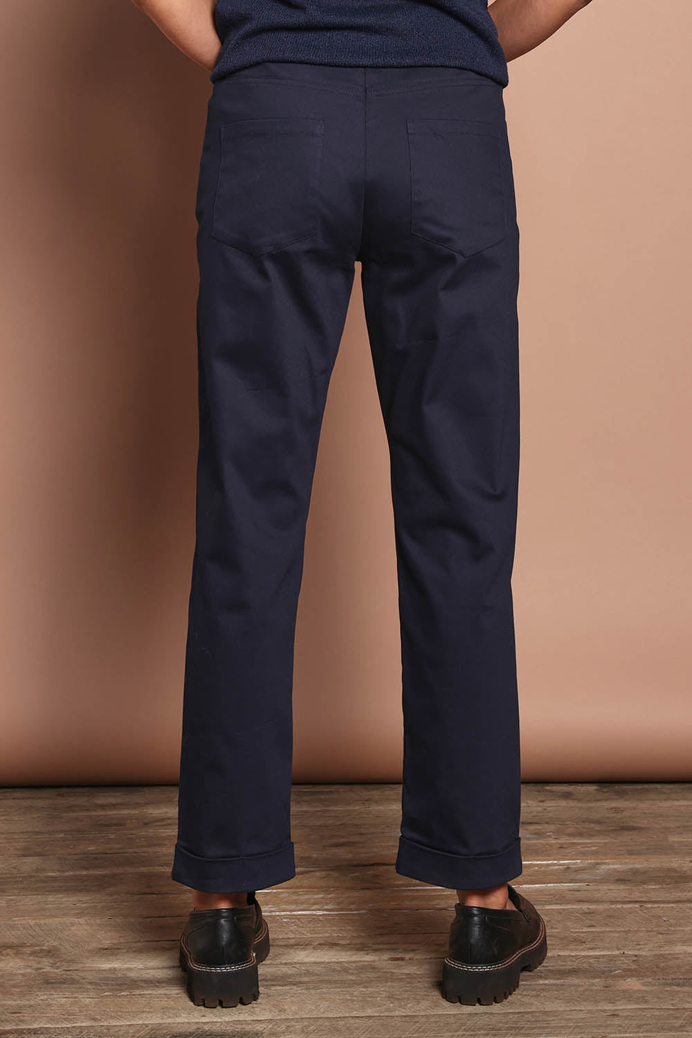Model Amanda wearing size 10 of The Teachers Cotton Pant With Pockets in colour Honorblue (Blue), from the back