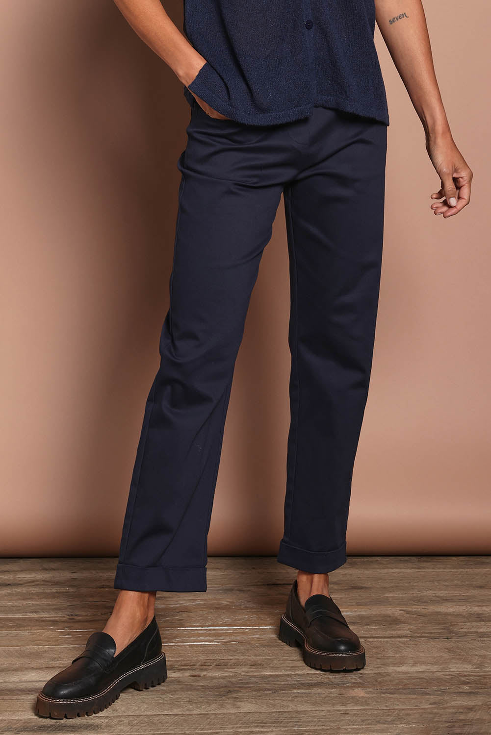 Model Amanda wearing size 10 of The Teachers Cotton Pant With Pockets in colour Honorblue (Blue), from the front, cropped image