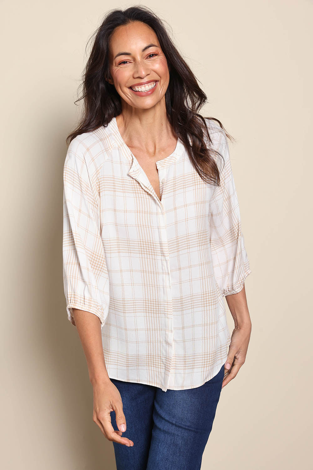 Model Amandam wearing size 10 of the The Every Wear Shirt – Ivorysand in colour Ivorysand, in a cropped view