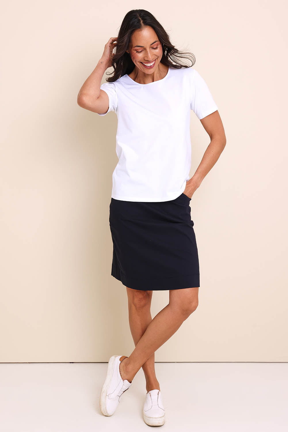 Model Amandam wearing size 10 of the The Lightweight Cotton Blend Stretch Skirt – Navy in colour Navy, from the front